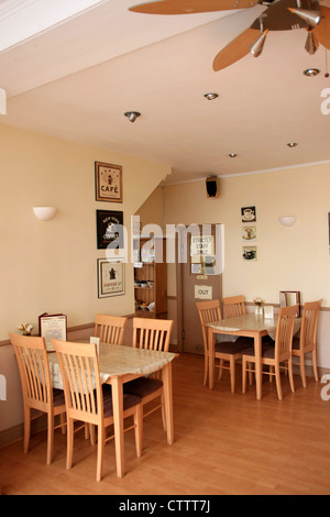 Interno di un ristorante cafe su una tranquilla giornata Foto Stock