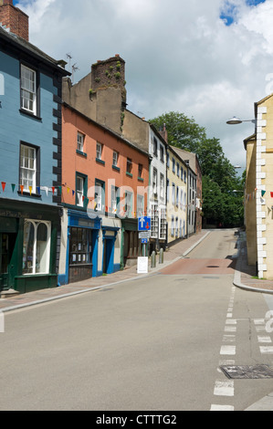 Colorati edifici negozi negozi sul Castlegate e mercato Place in estate Cockermouth Cumbria Inghilterra Regno Unito GB Gran Bretagna Foto Stock