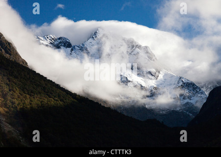 Nebbia montagna vicino a Milford Sound, Nuova Zelanda 5 Foto Stock