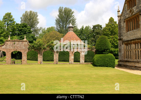 La Colombaia e giardini murati a casa Athelhampton Dorset Foto Stock