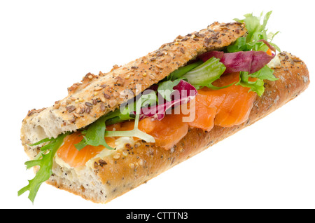 Baguette riempito con crema di formaggio e salmone affumicato - studio shot con uno sfondo bianco Foto Stock