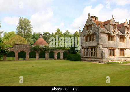 La Colombaia e giardini murati a casa Athelhampton Dorset Foto Stock