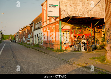 Doel, un villaggio abbandonato situato tra i porti (porto di Anversa) e il reattore nucleare di Anversa, Belgio Foto Stock