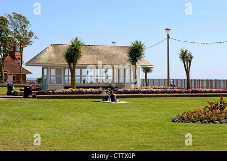 Exmouth Esplanade Gardens con il suo 1930 frangivento rifugi Foto Stock