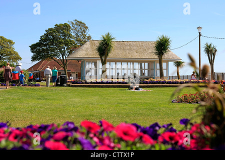 Exmouth Esplanade Gardens con il suo 1930 frangivento rifugi Foto Stock