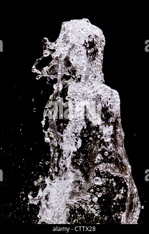 Forma astratta creata da spruzzi d'acqua con la sagoma di una donna con i capelli indietro Foto Stock