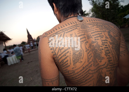 Kickboxers Wai Khru in Ayuthaya. Molti hanno Sak Yan. Foto Stock