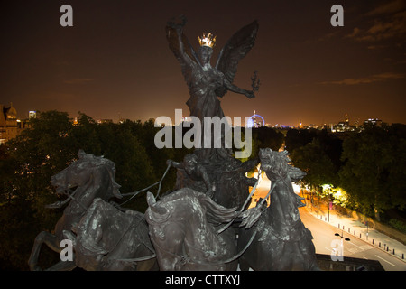 Wellington Arch scultura "Pace decrescente la Quadriga di guerra' da Adrian Jones. London REGNO UNITO Foto Stock