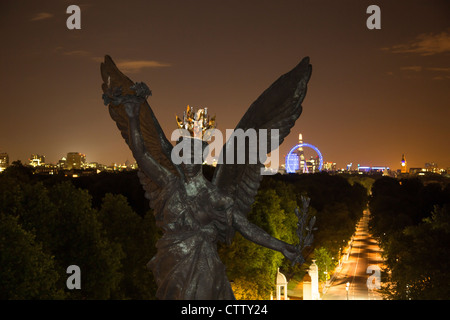 Wellington Arch scultura "Pace decrescente la Quadriga di guerra' da Adrian Jones. London REGNO UNITO Foto Stock