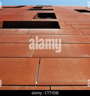 Un edificio rivestito in Cor-Ten, una lega di acciaio che include rame in modo che si arrugginisce formando una patina che protegge l'edificio. Foto Stock