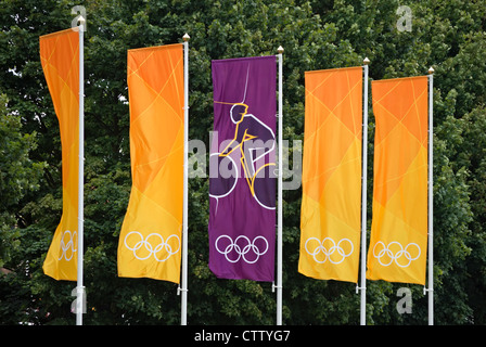 Marcatura flag il london 2012 Olympic cycling prove cronometrate a Hampton Court, middlesex, Inghilterra Foto Stock