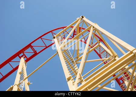 Rollercoaster sul cielo blu Foto Stock