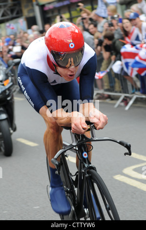 Bradley Wiggins Team (GB) sul modo di vincere una medaglia d'oro nel 2012 Olympic Uomini Individuale Ciclismo Time-Trial, London, Regno Unito Foto Stock