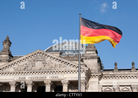 Bandiera tedesca nella parte anteriore del Reichstag a Berlino Germania Foto Stock