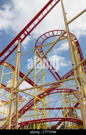 Rollercoaster rotaie contro il cielo blu Foto Stock