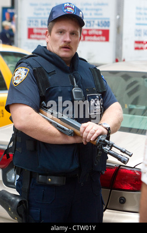 Un membro della NYPD Servizi di emergenza unità sta di guardia per le strade di Manhattan inferiore nel corso di un anno anniversario di t Foto Stock