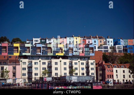 Case colorate che si affaccia su Avon Docks, Bristol, Avon, Regno Unito Foto Stock