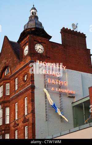 Guardando verso l'alto una scritta al neon di Hornsey Road Bagni & servizio lavanderia. Foto Stock