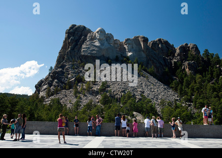 Vista turisti Mt. Rushmore dalla visualizzazione principale deck, il Monte Rushmore monumento nazionale, il Dakota del Sud, Stati Uniti d'America Foto Stock