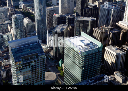 Toronto giugno 2012, guardando verso il basso sulla città di Toronto edifici grattacielo visto dalla CN Tower, include il Quartiere Finanziario Foto Stock