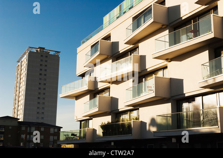 Nuovi appartamenti costruiti su strada Queensbridge a Hackney. Foto Stock