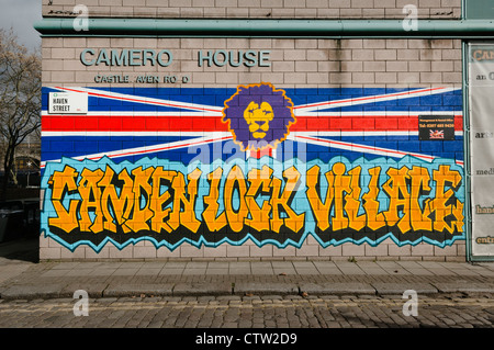 Il murale sulla Haven Street per il Camden Lock Village market. Foto Stock