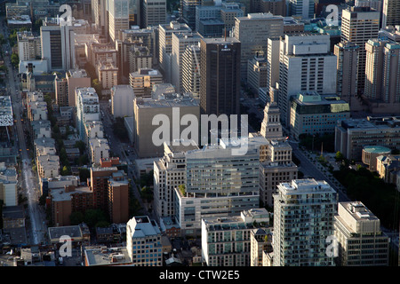 Toronto giugno 2012, guardando verso il basso sulla città di Toronto edifici grattacielo visto dalla CN Tower, include il Quartiere Finanziario Foto Stock