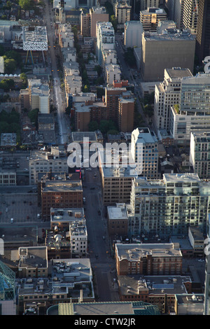 Toronto giugno 2012, guardando verso il basso sulla città di Toronto edifici grattacielo visto dalla CN Tower, include il Quartiere Finanziario Foto Stock