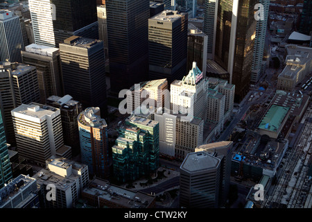 Toronto giugno 2012, guardando verso il basso sulla città di Toronto edifici grattacielo visto dalla CN Tower, include il Quartiere Finanziario Foto Stock