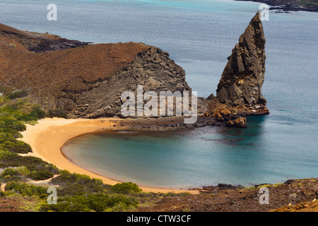 Vista aerea del pinnacolo di roccia con spiaggia, Isole Galapagos National Park, Bartolome Island, Galapagos, Ecuador Foto Stock