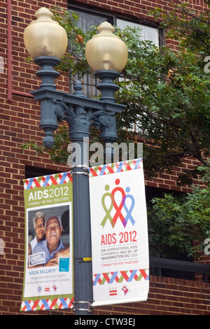 Lampione banner annunciando la 2012 Internazionali delle Nazioni unite in conferenza sull' AIDS che si è svolta in luglio 22-27 in Washington, DC. Foto Stock