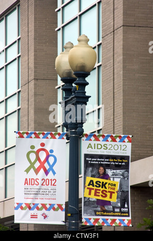 Lampione banner annunciando la 2012 Internazionali delle Nazioni unite in conferenza sull' AIDS che si è svolta in luglio 22-27 in Washington, DC. Foto Stock