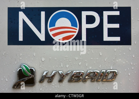 Barack Hussein Obama 'NO' adesivo politico su una vettura ibrida. Foto Stock