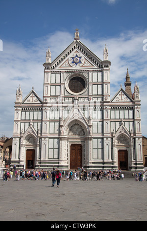 La città di Firenze, Italia. Vista pittoresca della Basilica di Santa Croce che si affaccia sulla Piazza di Santa Croce. Foto Stock