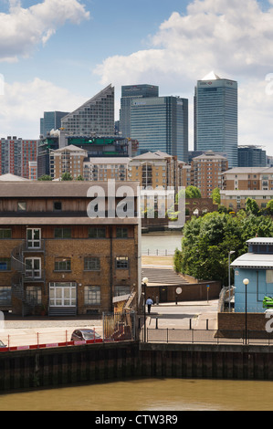 Vista dal ponte di abbassare Lee Crossing, guardando verso Canary Wharf. Foto Stock