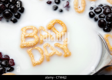 Una ciotola di alfabeto pezzi di cereali fluttuante nel latte con le parole brutta giornata precisato. Foto Stock