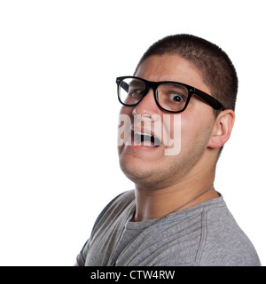 Un rozzo uomo che portava alla moda occhiali nerd isolato su bianco con un divertente spaventata espressione sul suo volto. Foto Stock
