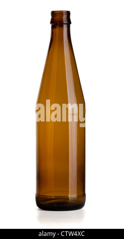 Bicchiere vuoto marrone a bottiglia di birra isolato su bianco Foto Stock