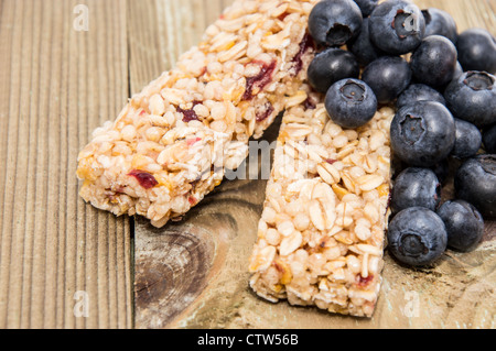 Muesli Bar con mirtilli freschi su sfondo di legno Foto Stock