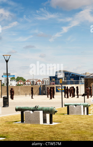 Visualizzazione dei cannoni al Regio Arsenale Riverside, con il "Gruppo, Edizione 1" di installazione da Peter Burke in background. Foto Stock