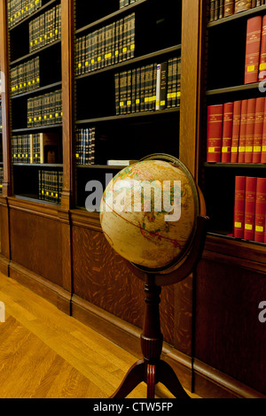 Globo mondo in una libreria Foto Stock