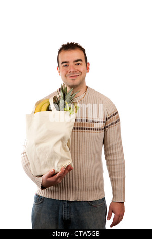 Maschio bianco shopper di generi alimentari a sorridere mentre si tiene una borsa di tela piena di alimento fresco. Foto Stock