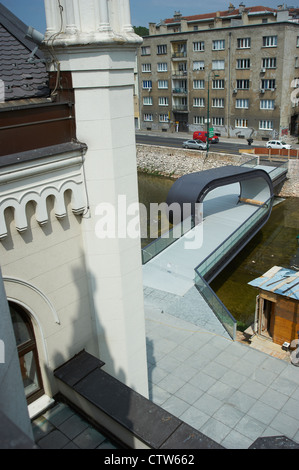 Nuovo ponte che collega la costa di Miljacka da Radićeva Street all'Accademia di Belle Arti di Sarajevo Foto Stock