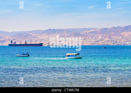 Golfo di Aqaba e vista sulla città di Israele Eilat dalla Giordania Foto Stock