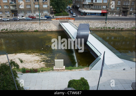 Nuovo ponte che collega la costa di Miljacka da Radićeva Street all'Accademia di Belle Arti di Sarajevo Foto Stock