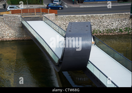 Nuovo ponte che collega la costa di Miljacka da Radićeva Street all'Accademia di Belle Arti di Sarajevo Foto Stock