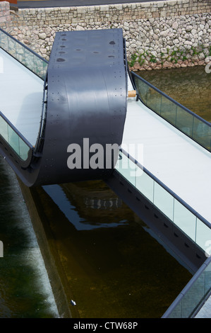 Nuovo ponte che collega la costa di Miljacka da Radićeva Street all'Accademia di Belle Arti di Sarajevo Foto Stock