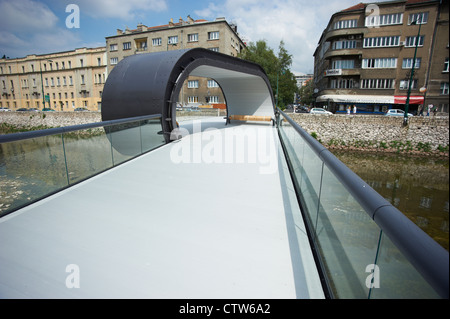 Nuovo ponte che collega la costa di Miljacka da Radićeva Street all'Accademia di Belle Arti di Sarajevo Foto Stock