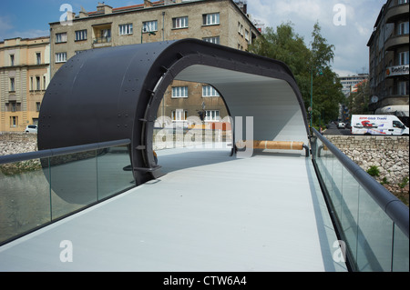 Nuovo ponte che collega la costa di Miljacka da Radićeva Street all'Accademia di Belle Arti di Sarajevo Foto Stock