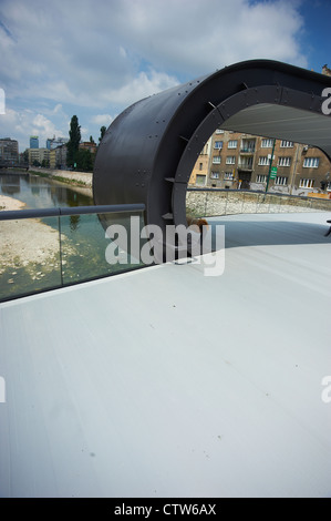 Nuovo ponte che collega la costa di Miljacka da Radićeva Street all'Accademia di Belle Arti di Sarajevo Foto Stock